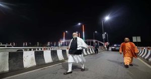 काशी पहुंचे PM मोदी, वाराणसी को देंगे हजारों करोड़ की सौगात