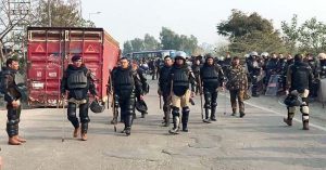 दिल्ली कूच पर अड़े किसान, पुलिस ने सुरक्षा कड़ी की