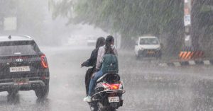 बदला मौसम का मिजाज, दिल्ली में भारी बारिश से फिर गिरा तापमान