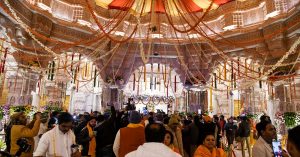 Ayodhya: राम मंदिर में पूजा-अर्चना के लिए उमड़ी श्रद्धालुओं की भीड़