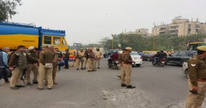 नोएडा: बॉर्डर पर रही पुलिस की तैनाती, बेअसर दिखा किसानों का ‘भारत बंद’