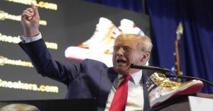 पूर्व अमेरिकी राष्ट्रपति ट्रम्प ने जूते किए लॉन्च