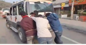 गाड़ी का पेट्रोल खत्म होने पर बिहार पुलिस ने कैदियों से लगवाया गाड़ी को धक्का, यूज़र्स ने की जमकर आलोचना