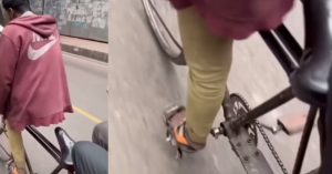 शख्स ने चलाया एक पैर से सवारी समेत रिक्शा, वीडियो ने किया भावुक 