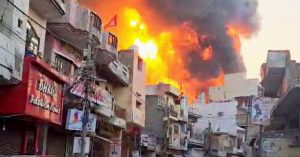 दिल्ली के अलीपुर में दर्दनाक हादसा , पेंट फैक्ट्री में लगी भीषण आग , 4 से ज्यादा लोगों की जलकर मौत