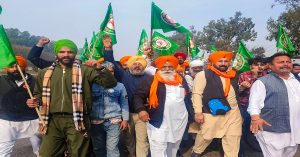 दिल्ली चलो मार्च: Punjab-Haryana सीमाओं पर डटे किसान, पुलिस ने दागे आंसू के गोले