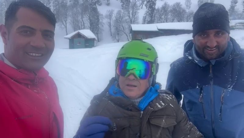 SachinTendulkar's Fortuner stuck in snow