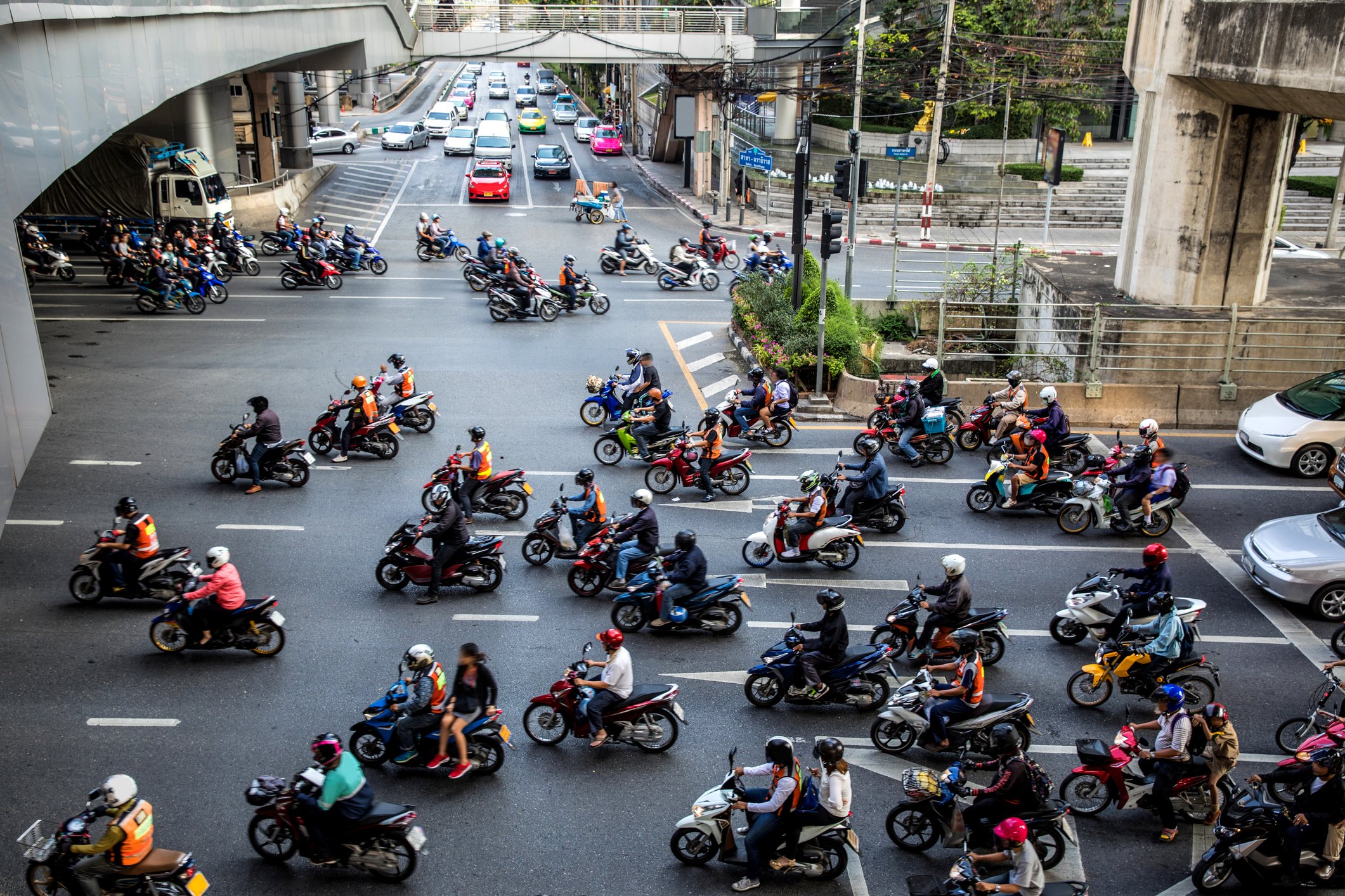 bengaluru traffic police stop scooty rider over not wearing helmet 