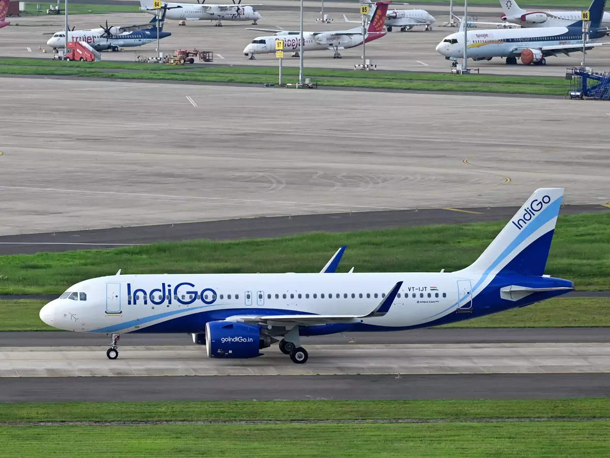 indigo passenger finds a screw in sandwich