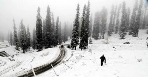 Jammu-Kashmir Weather: राजौरी में भारी बर्फबारी से खिले किसानों के चेहरे