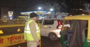 Delhi: जंतर-मंतर में नशे में धुत व्यक्ति ने कार से पुलिस बूथ को मारी टक्कर