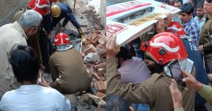 Delhi : इमारत में लगी आग से बचने के लिए 83 वर्षीय महिला चौथी मंजिल से कूदी