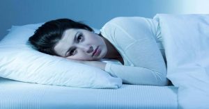 किसी गंभीर बीमारी का संकेत हो सकता है रात में नींद न आना?