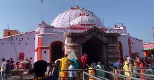 Mahashivratri पर Patna मंदिरों में उमड़ी श्रद्धालुओं की भीड़, सुबह से लगी लंबी कतार