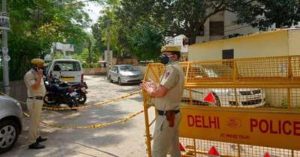 Delhi: अपराधी को पकड़ने के लिए छापेमारी करने गई पुलिस टीम पर हमला