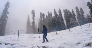 JK Weather: गुलमर्ग में भारी बर्फबारी, मौसम विभाग ने दी चेतावनी