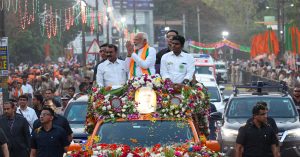 PM मोदी ने तमिलनाडु के कोवई में किया रोड शो, लोगों ने फूलों की पंखुड़ियों बरसाकर किया स्वागत