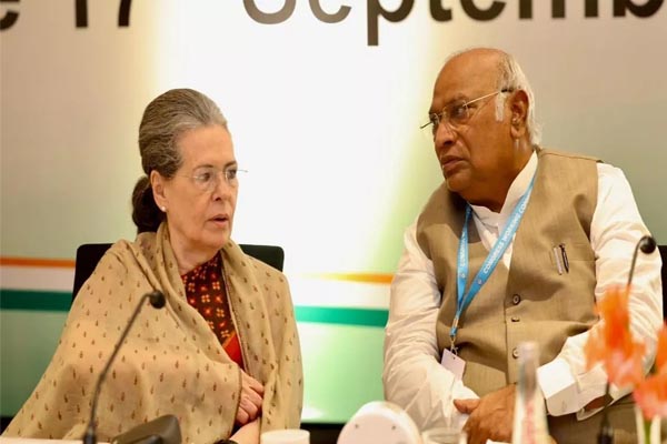 Sonia Gandhi Mallikarjun kharge