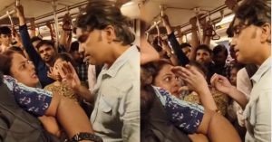 Delhi Metro में फिर हुआ घमासान, शख्स से लड़ते हुए नजर आई आंटी