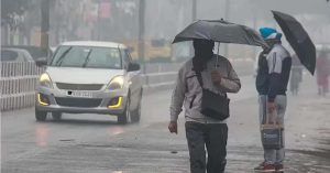 Delhi में बढ़ सकती है ठंड! आज बारिश की संभावना