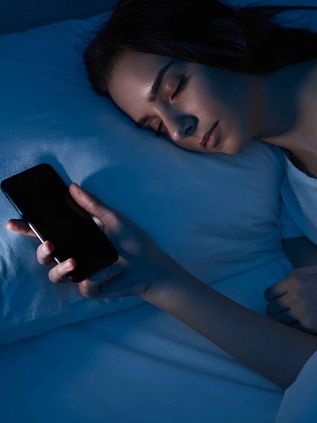 सोते समय मोबाइल पास में रखना कितना है खतरनाक?