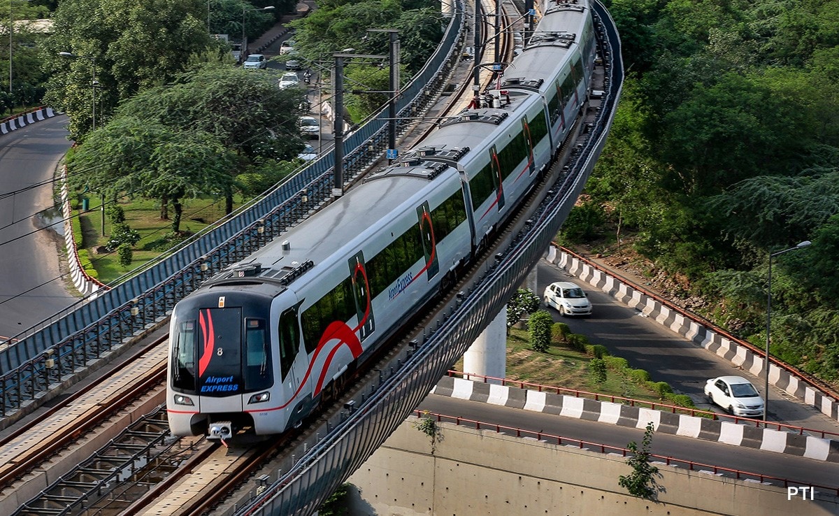 two man fight over seat in delhi metro