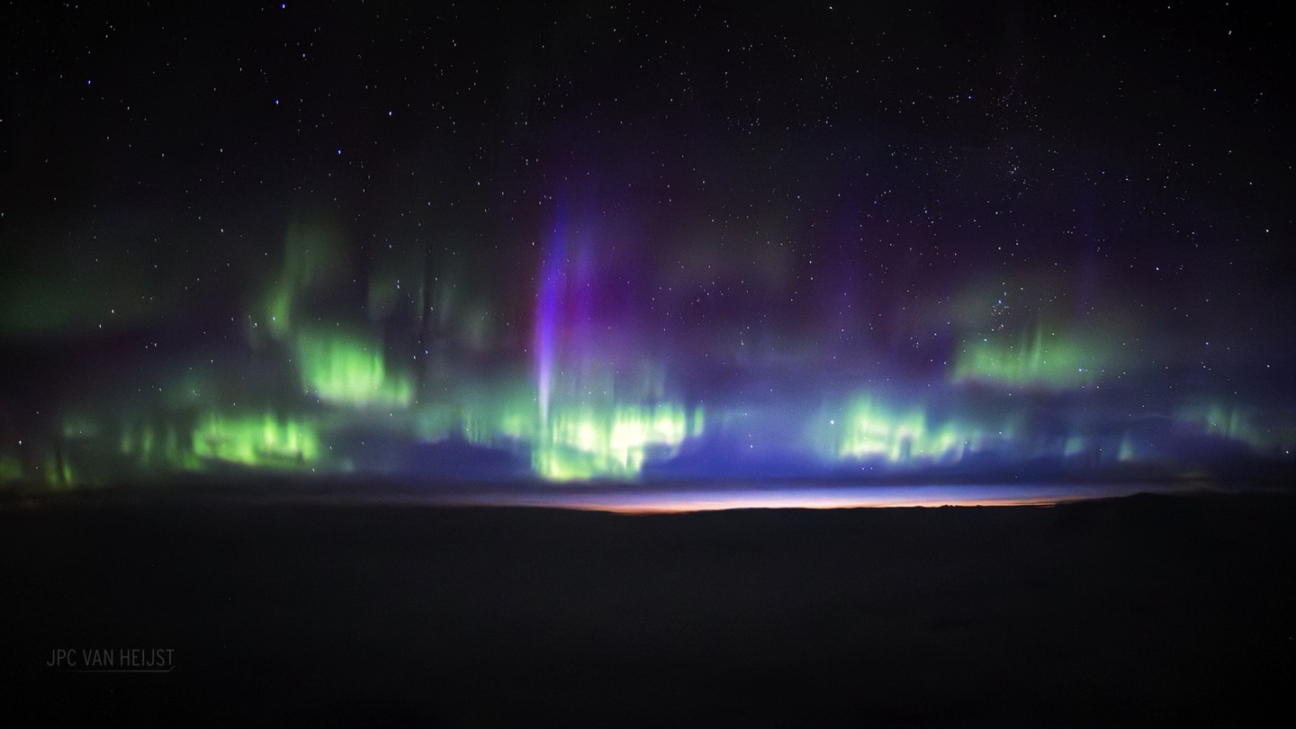 Dutch pilot captures turquoise aerial fire of Aurora Borealis