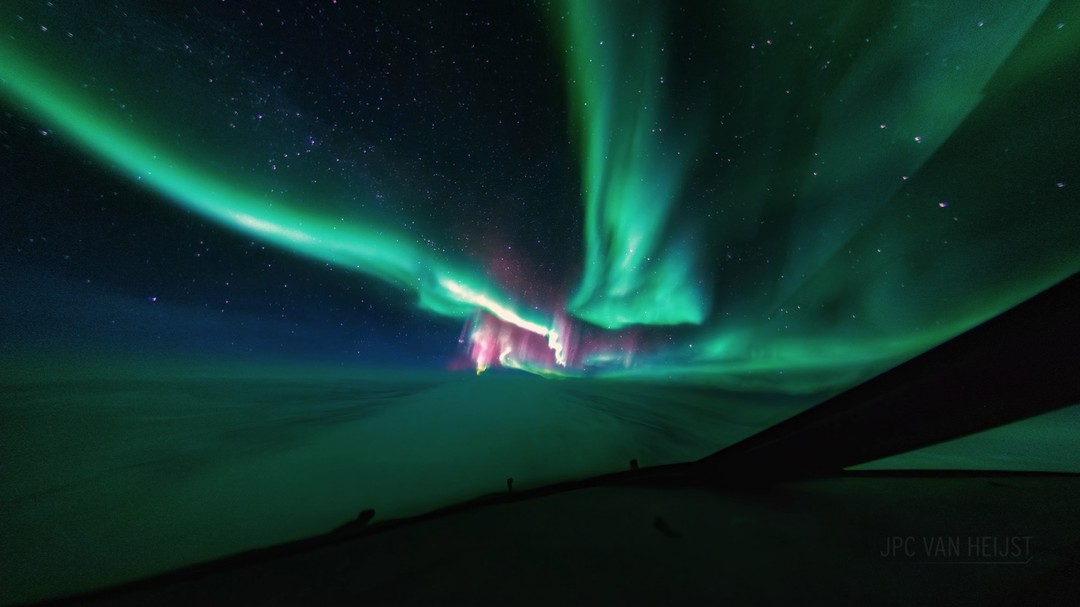 Dutch pilot captures turquoise aerial fire of Aurora Borealis