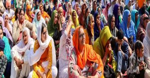 महिला दिवस के मौके पर किसानों के प्रदर्शन स्थलों पर महिला किसानों ने संभाला मंच