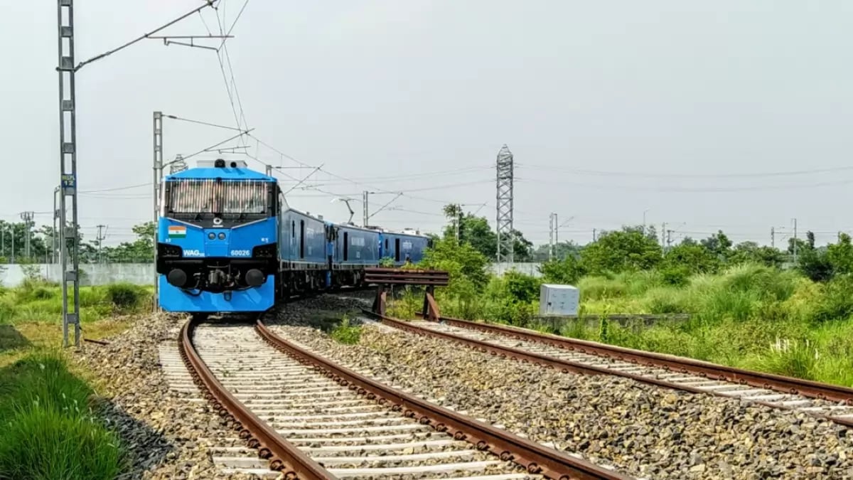 man falls off moving train while snatching elderly woman necklace