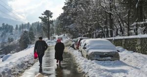 Jammu Kashmir Weather : पहाड़ों पर बर्फबारी और मैदानी इलाकों में बारिश, बदल रहा मौसम का मिजाज