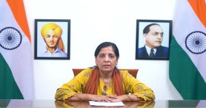 CM Kejriwal के आवास पर बैठकों का दौर जारी, पत्नी से मिलने पहुंचे AAP विधायक