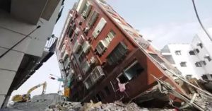 Taiwan में भूकंप के 3 दिन बाद भी फंसे हैं लोग, तलाश में जुटे बचावकर्मी