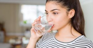 मीठा खाने के बाद भूलकर भी न पीएं पानी, हो सकते हैं गंभीर बीमारी के शिकार
