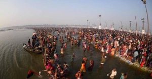 UP: गंगा नदी पर जुटी भक्तों की भीड़, सोमवती अमावस्या पर लगाई डुबकी