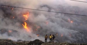 गाजीपुर कूड़े के पहाड़ पर आग लगने से राजनीतिक हंगामा शुरू