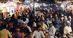 ईद-उल-फितर से पहले कश्मीर के बाजारों में उमड़ी लोगों की भीड़