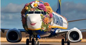 पिंक लिपस्टिक और फूलों के ताज से सजी दिखी Ryanair Airline की फ्लाइट, यूजर्स बोले- Met Gala के लिए तैयार