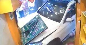 कचौड़ी की दुकान में घुसी मर्सिडीज कार, हादसे में हुए 6 लोग घायल
