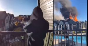 Viral Video: लड़की ने जलती बिल्डिंग में घुसकर पालतू कुत्ते बचाई की जान