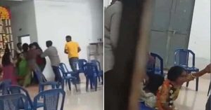 Andhra Pradesh Viral Video: चचेरे भाइयों द्वारा दुल्हन के अपहरण का प्रयास, दूल्हे के घरवालों पर झोंका मिर्ची पाउडर
