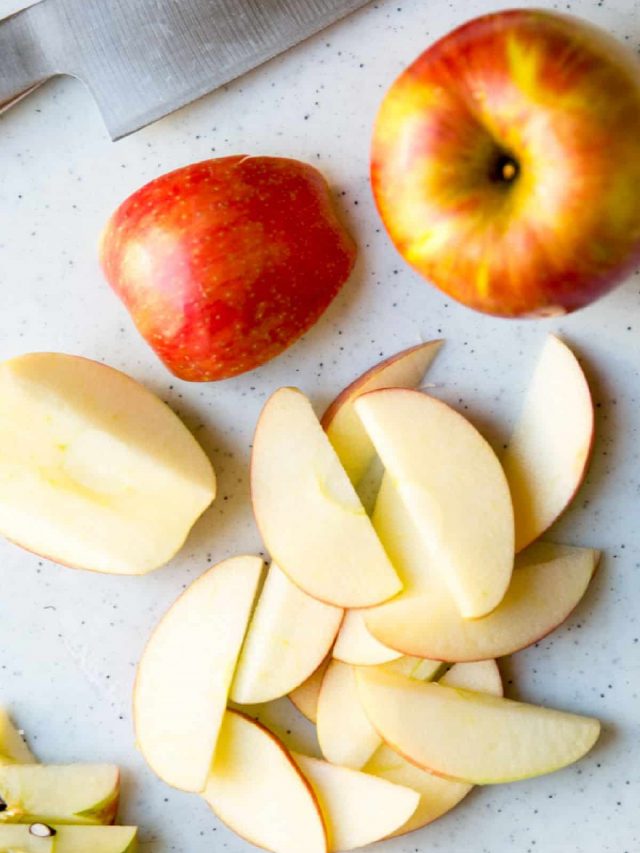छिलके के साथ या बिना छिलका कैसे खाएं सेब?