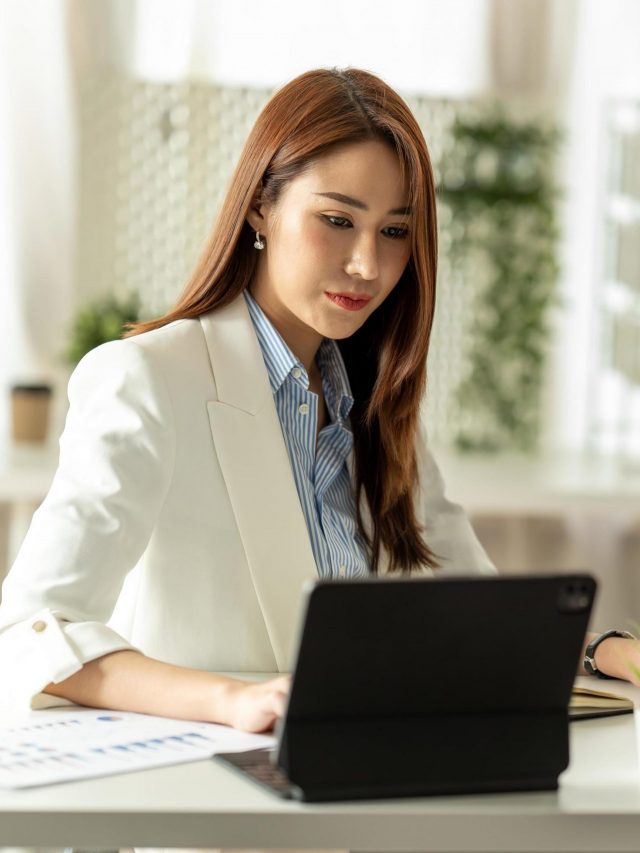 beautiful-young-asian-girl-working-at-a-office-space-with-a-laptop-concept-of-smart-female-business-free-photo