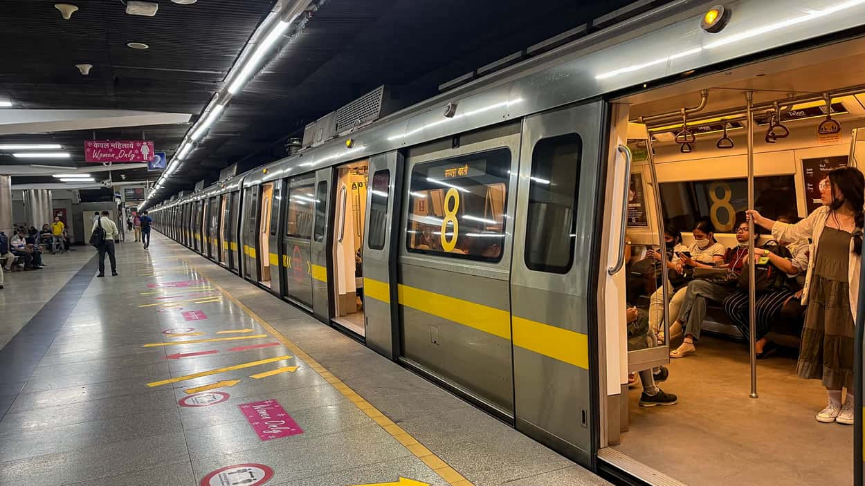 Women Singing And Dancing Inside Delhi metro