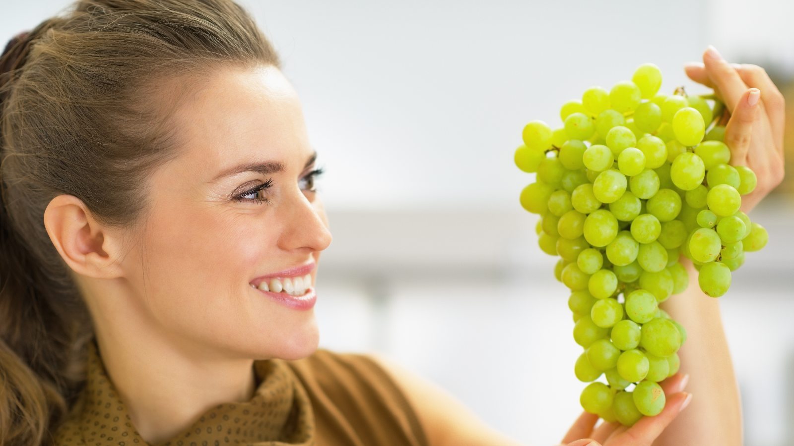 woman started a side hustle using a punnet of grapes