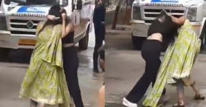  Viral Video: दो लड़कियों ने बीच रोड को बनाया WWE का अखाड़ा, वीडियो वायरल