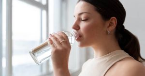 दिन में कब और कितनी बार पीना चाहिए पानी? ये है Water Intake का सही तरीका