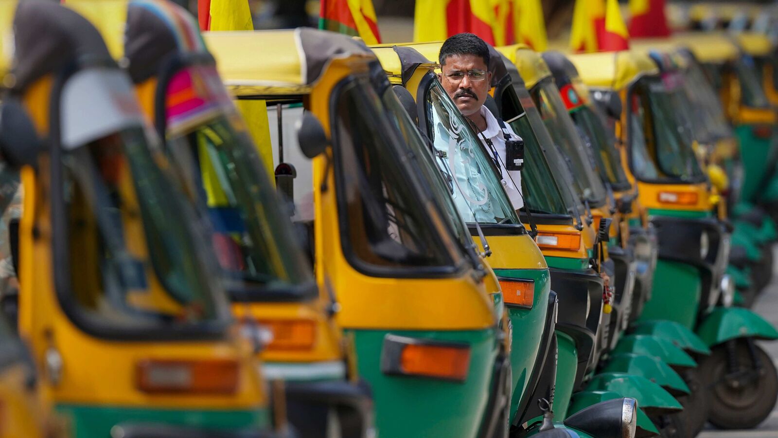girl passenger gives special gift to auto driver 