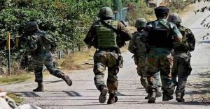 जम्मू-कश्मीर के कुलगाम में सुरक्षाबलों और आतंकियों के बीच हुई मुठभेड़, ऑपरेशन जारी