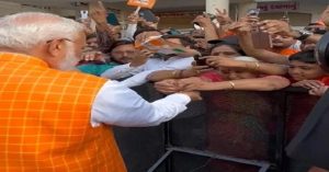 Lok Sabha Election: मतदान केंद्र के बाहर भारी भीड़ के बीच बुजुर्ग महिला ने PM मोदी को बांधी राखी